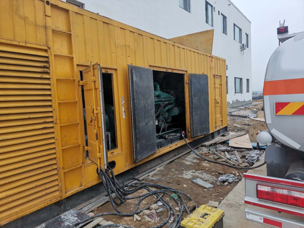 睢县如何在发电机出租合同中约定设备的维修和保养责任？